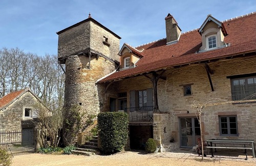 Chapaize House | La Tour Chapaize - Maison de charme de 300m2 avec piscine.