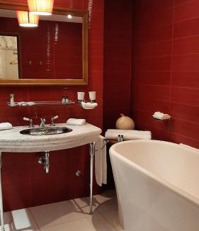 Montmeyan Bed & Breakfast | La Tour d'Enguerne