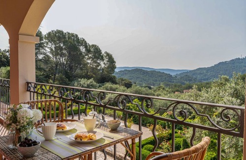 Salernes Villa | LA VILLA PERGOLA SALERNES, charming residence in Provence Verte