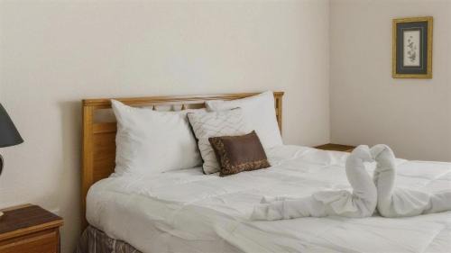 Lake Berkley Villa | Lake Berkley 5 bedroom 3 bath villa near Disneyland