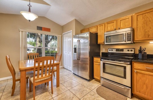 Lake Berkley Villa | Lakefront Villa Near Disney with Pool & Gym Access