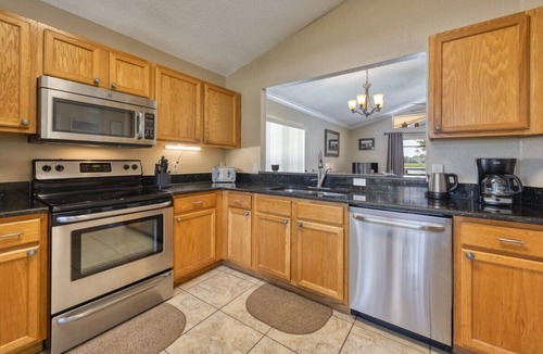 Lake Berkley Villa | Lakefront Villa Near Disney with Pool & Gym Access