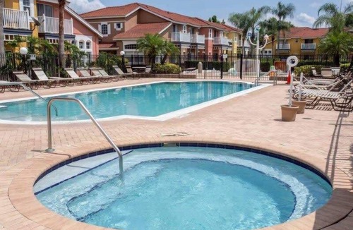 Lake Berkley Villa | Lakefront Villa Near Disney with Pool & Gym Access