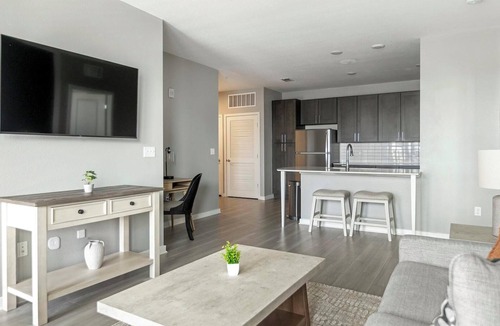 Sun City Center Apartment | Landing | Stylish 2BD, Gym