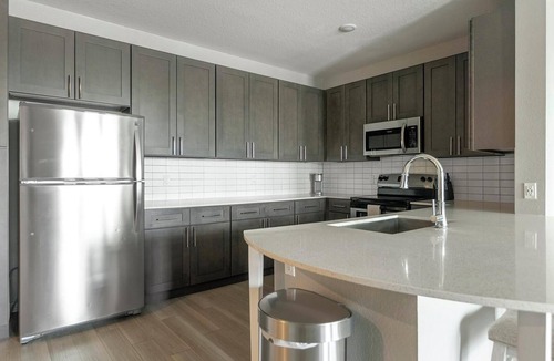 Sun City Center Apartment | Landing | Stylish 2BD, Gym