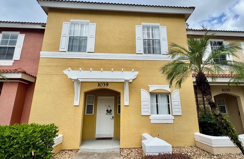 Lake Berkley House | LAOxury 3bd townhome pool front in brilliant Kissimmee