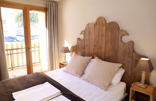 Pralognan-la-Vanoise Apartment | Large bright apartment with south facing balcony facing the mountains