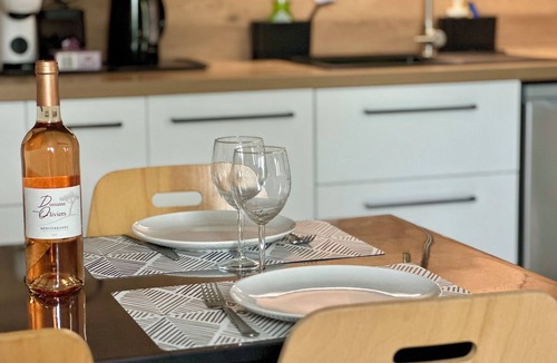 La Roque-d'Antheron Apartment | Le 29 Grimaldi, charming quiet studio, close to the Piano Festival and the Luberon.