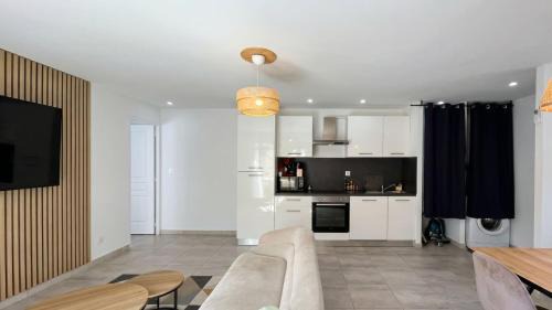 Vienne Apartment | LE 84 - Grand T3 Climatisé - Terrasse & Parking Privé