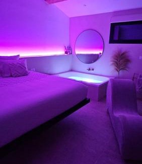 Aubagne Hotel | Le Clos des Délices - Love Room - Chambre avec spa, terrasse et parking privatif