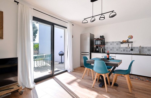 Ceyreste Apartment | Le Cocoon Apartment with Terrace in Detached House