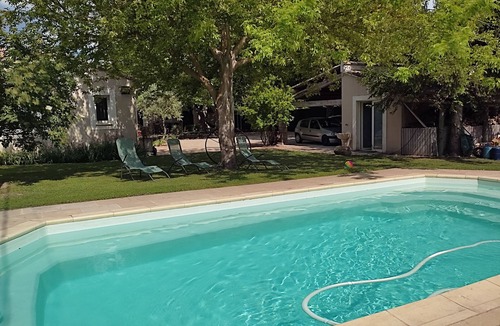 Velleron House | Le Mas des Cigales with swimming pool in a quiet location 200m from the village and market