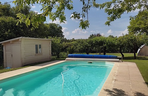 Velleron House | Le Mas des Cigales with swimming pool in a quiet location 200m from the village and market