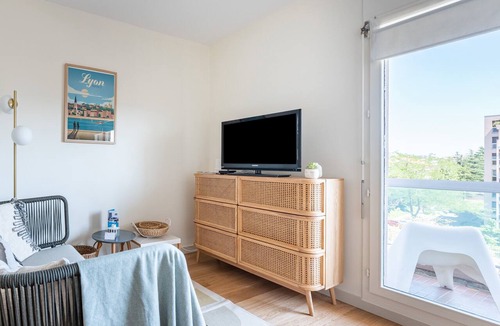 3rd Arrondissement Apartment | LE NID DES CEDRES - Magnifique Studio terrasse Montplaisir