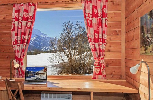 Nevache Ski Chalet | Le troll: family chalet, valley views and skiing nearby