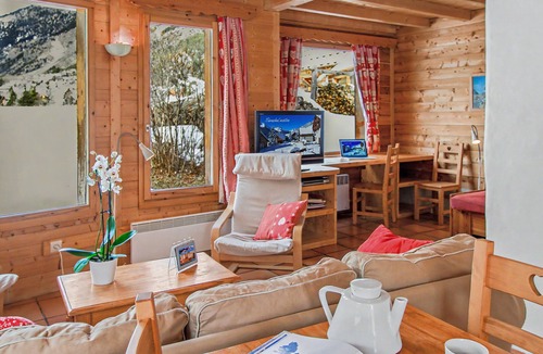 Nevache Ski Chalet | Le troll: family chalet, valley views and skiing nearby