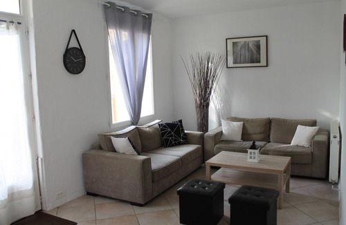 Portes-en-Valdaine Bed & Breakfast | “Les Lavandes” Room: Mountain View, Shared Garden & Wi-Fi