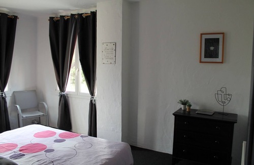 Portes-en-Valdaine Bed & Breakfast | “Les Oliviers” Room: Mountain View, Shared Garden & Wi-Fi