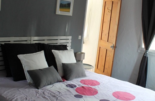 Portes-en-Valdaine Bed & Breakfast | “Les Oliviers” Room: Mountain View, Shared Garden & Wi-Fi