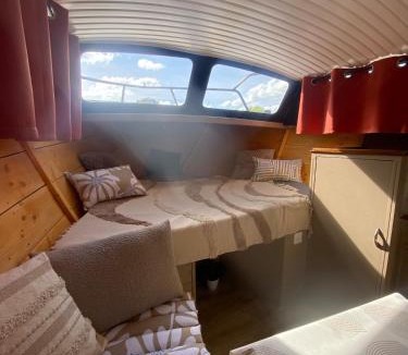 Saint-Leger-sur-Vouzance Apartment | Les Pichies, Bateau insolite, Le Nathalie Nath