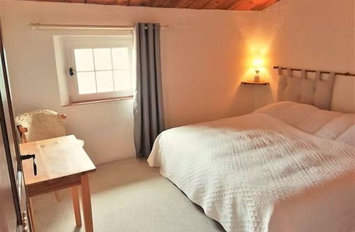 Bargeme Bed & Breakfast | "Les Roses Trémières" Bed and Breakfast in Bargème