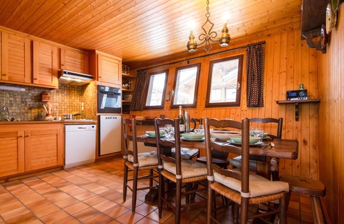 Montroc Ski Chalet | Les Soldanelles Cozy Alpine Apartment in Chamonix | Ski Access & Mountain Views, Le Tour (Argentière), France