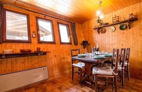 Montroc Ski Chalet | Les Soldanelles Cozy Alpine Apartment in Chamonix | Ski Access & Mountain Views, Le Tour (Argentière), France