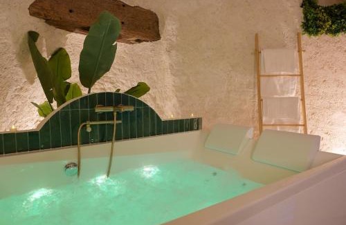 Auriol Apartment | Les Voûtes - Loveroom Suite Spa Balnéo & Hammam Privatifs Atypique
