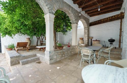 idhra Apartment | LIVIN Hydra Garden Suite
