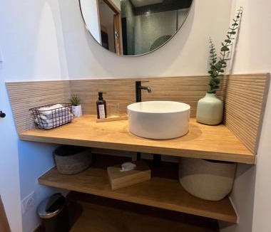 Tourves House | Lodge Valbelle, maison indépendante avec jacuzzi, Love room
