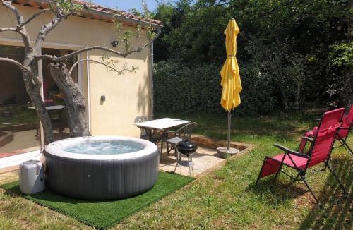 Flayosc House | Logement cosy avec piscine chauffée, jacuzzi, jardin et climatisation
