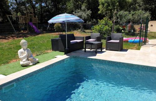 Flayosc House | Logement cosy avec piscine chauffée, jacuzzi, jardin et climatisation