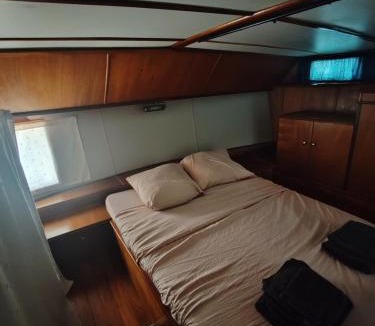 Beaucaire Boat Rental | Logement péniche centre de Beaucaire
