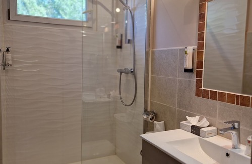 Beaucaire Hotel | Logis hôtel Les Vignes Blanches