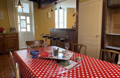 Brout-Vernet House | Longère bourbonnaise rénovée, calme, jardin, parking, proche commerces et loisirs - FR-1-489-35