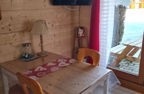 Les Contamines-Montjoie Apartment | LOVELY STUDIO CABIN AT THE FOOT OF THE SLOPES IN A GREEN SETTING