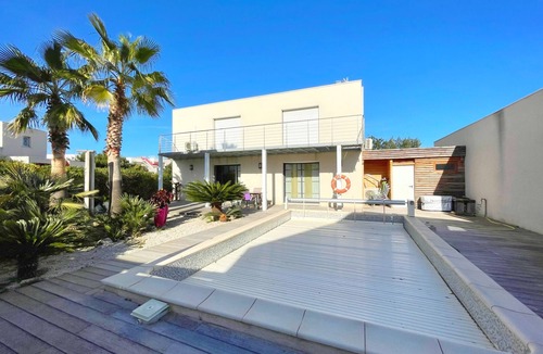 Sete Villa | Luxurious 5-Room Villa with Private Pool, AC, and WIFI, 200m from Beach
