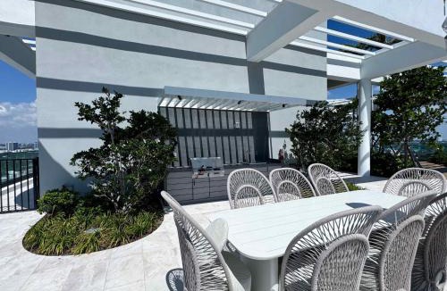 North Beach Apartment | Luxury 2BR with Ocean View, Pool and Gym