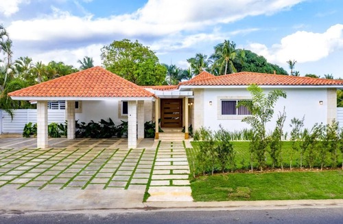 Los Lagos Villa | Luxury 5 bdrm steps from beach with pool, jacuzzi!
