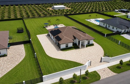 Ludlam House | Luxury 5BR Retreat W/Pool,Jacuzzi & Outdoor Kitche.