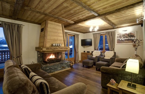Chamonix-Mont-Blanc Ski Chalet | Luxury chalet in Chamonix town, all en-suite, log fire, hot tub