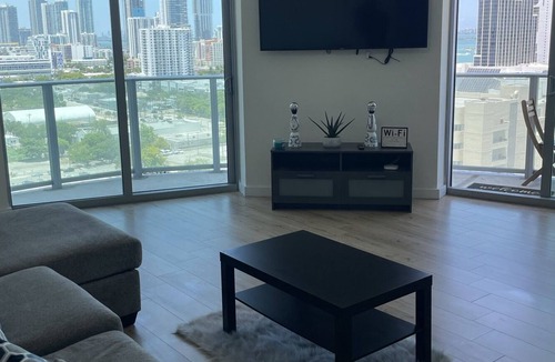 Town Square Condo | Luxury Condo Downtown Miami W/ Wrap Around Balcony