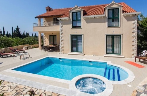 Brasina Apartment | Luxury Mlini Apartment | Villa Avoca | 4 Bedrooms | 2 Balconies and Swimming Pool | Sea Views