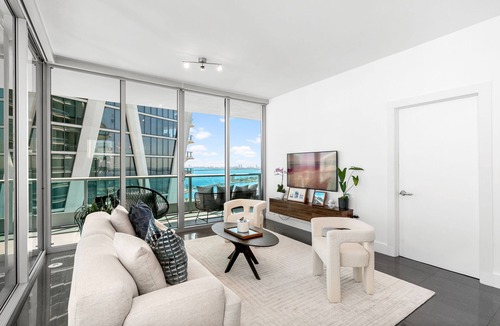 Town Square Apartment | LUXURY MODERN APARTMENT WITH INCREDIBLE VIEWS