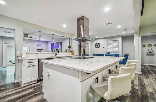 Brandon House | Luxury Modern spacious 5Bedroom/3Bathroom, Theater room a game room and pool.