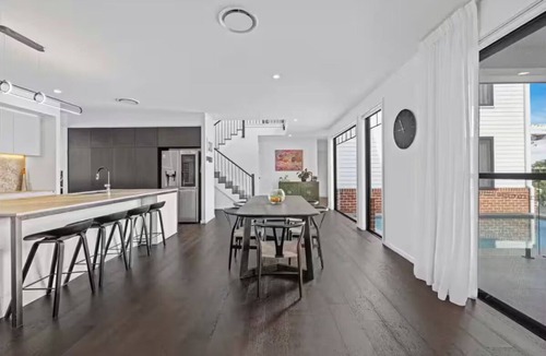 Broadbeach Waters House | Luxury Villas Allambi Broadbeach (With Car Parking)