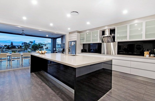 Broadbeach Waters House | Luxury Villas The Grand (Heated Pool)