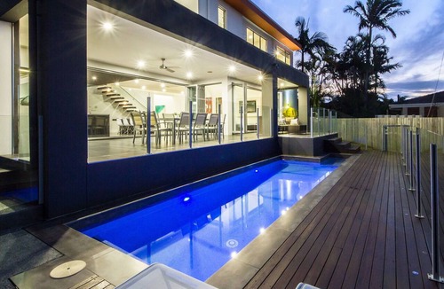 Broadbeach Waters House | Luxury Villas The Grand (Heated Pool)