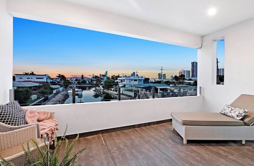 Broadbeach Waters House | Luxury Villas The Grand (Heated Pool)