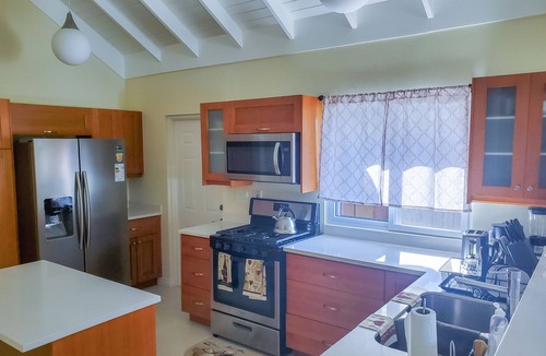 St. Ann's Bay House | "LuxuryCrest: King Bed, BBQ & Backyard Games, Near Ocho Rios"